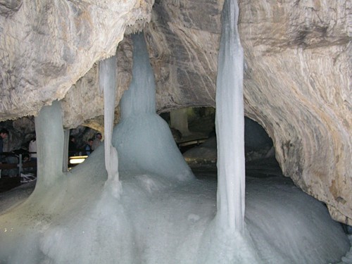 Демановска ледяная пещера
